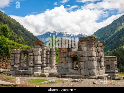 Rovine del Tempio Naranag sull'antico sito di pellegrinaggio indù, Jammu e Kashmir, Kangan, India Foto Stock