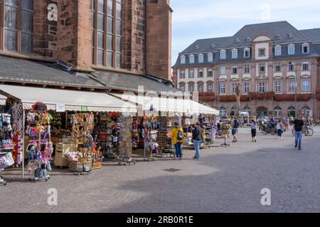 Germania, Baden-Wuerttemberg, Heidelberg, negozi di souvenir vicino alla Heiliggeistkirche. Foto Stock