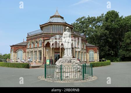 Cafe and Boer War Memorial al Mesnes Park di Wigan Foto Stock