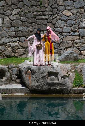 Turisti indiani nel bacino del Tempio Naranag, Jammu e Kashmir, Kangan, India Foto Stock