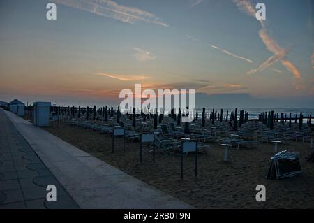 Lido di Jesolo con vista spiaggia, attrezzata con ombrelloni e lettini all'alba, Italia Foto Stock