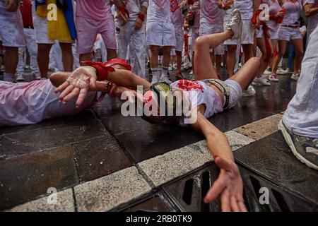 Pamplona, Spagna. 6 luglio 2023. I partecipanti sono a terra per festeggiare ore prima del chupinazo durante i festeggiamenti di San Fermín. Alle 12:00 sono iniziati i festeggiamenti di San Fermin, con il lancio di "El Chupinazo" dal municipio di Pamplona. Sette giorni di festeggiamenti che attraversano le strade di Pamplona, il chupinazo dà l'inizio della festa, la città di Pamplona non dorme in sette giorni per 24 ore. Corsa di tori, corride, pranzi, cene, gruppi musicali e una buona atmosfera durante i sette giorni di festeggiamenti. Credito: SOPA Images Limited/Alamy Live News Foto Stock