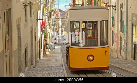 Funicolare Elevador da Bica nel quartiere di Bairro alto, Lisbona, Estremadura, Portogallo Foto Stock