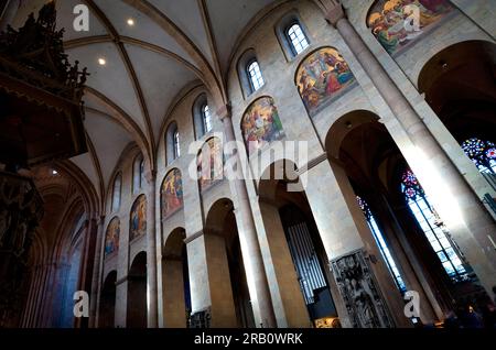 Interno, navata, alta Cattedrale di San Martino a Magonza, Renania-Palatinato, Germania Foto Stock