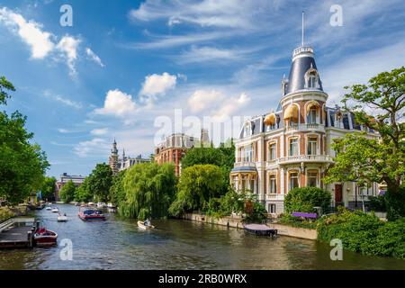 Canale ad Amsterdam, Paesi Bassi in una giornata di sole Foto Stock