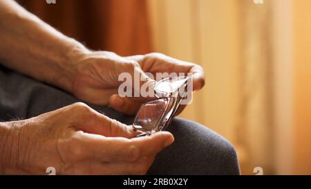 Primo piano delle mani di un anziano che esprime eccitazione Foto Stock