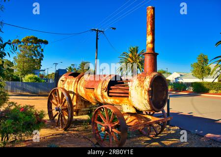 Vecchio motore a vapore rugginito al sole al tramonto nella città mineraria dell'Outback di Westonia, Australia Occidentale Foto Stock