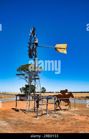 Un cavallo a vento in memoria del cavallo da corsa "Cleomine", nel profondo della cintura di grano dell'Australia Occidentale, vicino alla città di Mukinbudin Foto Stock