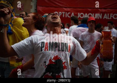 Pamplona, Spagna. 6 luglio 2023. Un giovane viene inumidito di vino durante il San Fermìn chupinazo. Alle 12:00 sono iniziati i festeggiamenti di San Fermin, con il lancio di "El Chupinazo" dal municipio di Pamplona. Sette giorni di festeggiamenti che attraversano le strade di Pamplona, il chupinazo dà l'inizio della festa, la città di Pamplona non dorme in sette giorni per 24 ore. Corsa di tori, corride, pranzi, cene, gruppi musicali e una buona atmosfera durante i sette giorni di festeggiamenti. (Foto di Elsa A Bravo/SOPA Images/Sipa USA) credito: SIPA USA/Alamy Live News Foto Stock