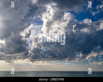 Atmosfera nuvolosa alla Plage des Petites Dalles, Normandia. Foto Stock