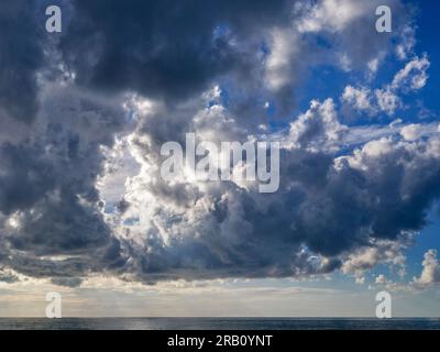 Atmosfera nuvolosa alla Plage des Petites Dalles, Normandia. Foto Stock