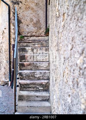 Vecchia scalinata a Limone sul Garda Foto Stock