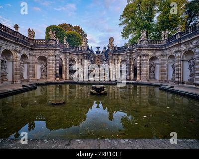 Dresden Zwinger con bagni Nymph e Semper Opera House. Foto Stock