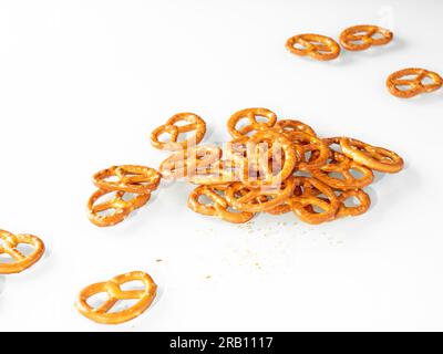 Pila di pretzel al cumino su sfondo bianco. Foto Stock