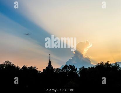 Sagoma dell'Università di Mosca sulle colline dei passeri sullo sfondo di uno splendido tramonto Foto Stock