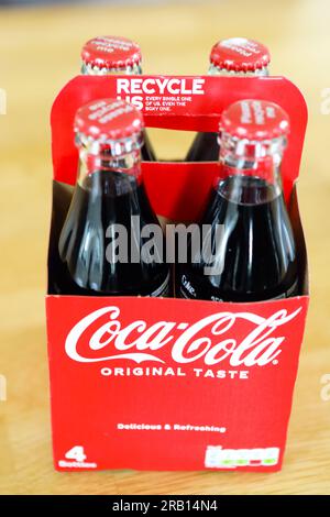 Bottiglie di vetro di Coca-Cola che promuovono il riciclaggio Foto Stock