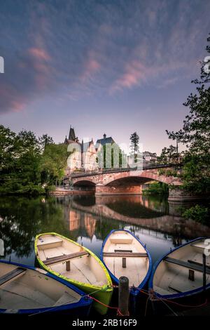 Barche e riflessioni al mattino, sul fiume Lahn. Ponte Weidenhäuser, Marburgo, Assia Foto Stock