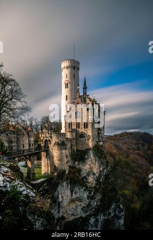 Castello di Lichtenstein nel Baden Württemberg. Bellissimo castello su una roccia, con grande vista e molte nuvole Foto Stock