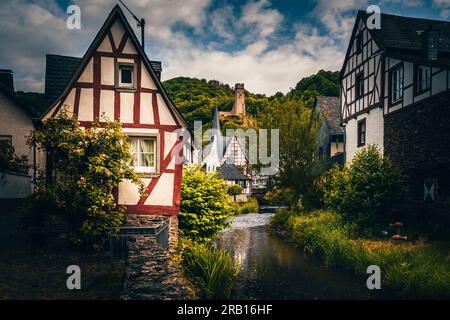 Romantico villaggio tedesco a graticcio, situato sul fiume Eltzbach. Splendida vista nel verde centro di Monreal, Renania-Palatinato, Germania. Foto Stock