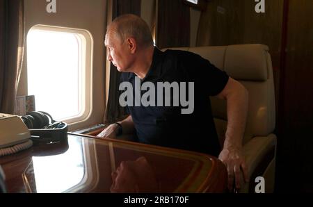 Vladimir PUTIN (Presidente della Russia) in aereo governativo in viaggio in Daghestan il 4 luglio 2023. Foto: Il Cremlino Mosca via Foto Stock