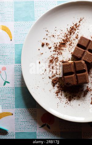 Cioccolato fondente Ritter Sport con pezzi su piastra bianca Foto Stock