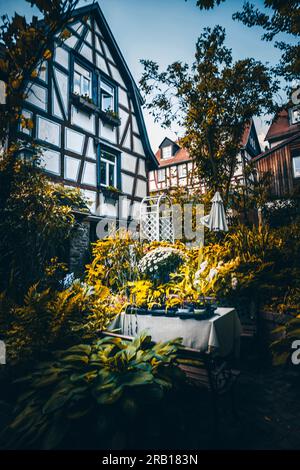 Case a graticcio nel centro storico di Idstein, estate a Taunus, Assia, Germania, vista sulla città Foto Stock