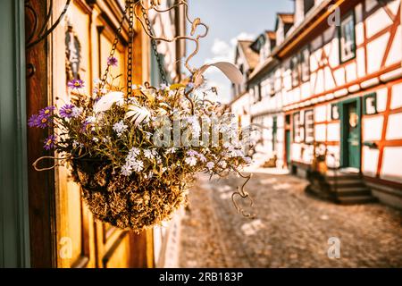 Case a graticcio nel centro storico di Idstein, estate a Taunus, Assia, Germania, vista sulla città Foto Stock