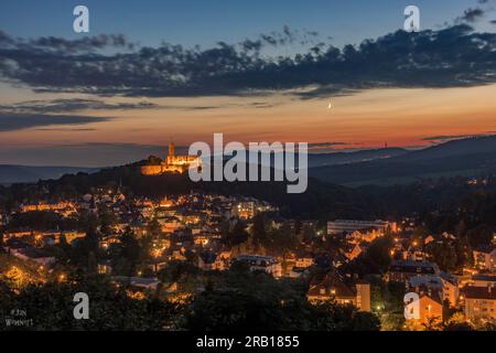 Foto notturna di Königstein con le rovine del castello nella foresta, vista sopra il villaggio nel cielo stellato, di notte, Taunus, Assia, Germania Foto Stock