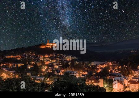 Foto notturna di Königstein con le rovine del castello nella foresta, vista sopra il villaggio nel cielo stellato, di notte, Taunus, Assia, Germania Foto Stock