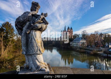 Vista dal Ponte Vecchio di Lahn sul fiume Lahn fino alla cattedrale di Limburgo, bel paesaggio girato al mattino all'alba Foto Stock