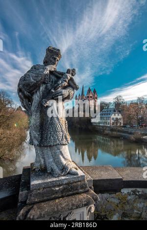 Vista dal Ponte Vecchio di Lahn sul fiume Lahn fino alla cattedrale di Limburgo, bel paesaggio girato al mattino all'alba Foto Stock