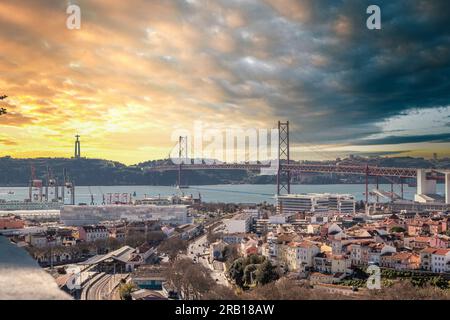 Vista su Lisbona fino al ponte 25 de Abril sul fiume Tago, tramonto Foto Stock