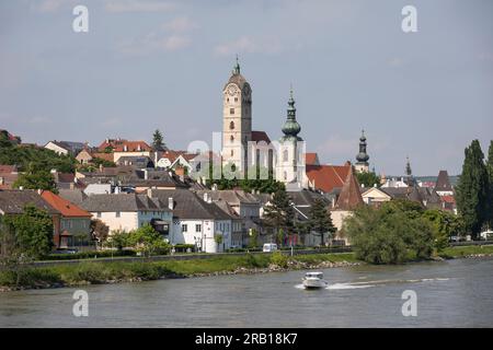 Vista sul Danubio fino al villaggio di Stein an der Donau con la chiesa Frauenberg e la chiesa parrocchiale di San Nicholas, Krems an der Donau, Wachau, bassa Austria, Austria, Europa Foto Stock