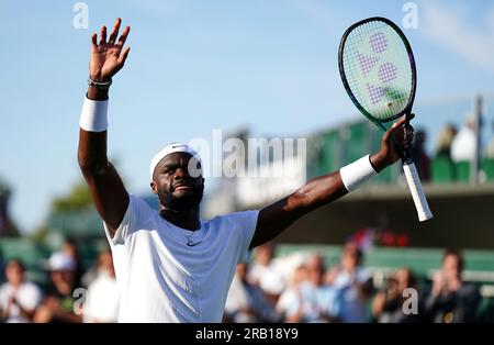 Frances Tiafoe celebra la vittoria su Dominic Stricker nel quarto giorno dei Campionati di Wimbledon 2023 all'All England Lawn Tennis and Croquet Club di Wimbledon. Data foto: Giovedì 6 luglio 2023. Foto Stock