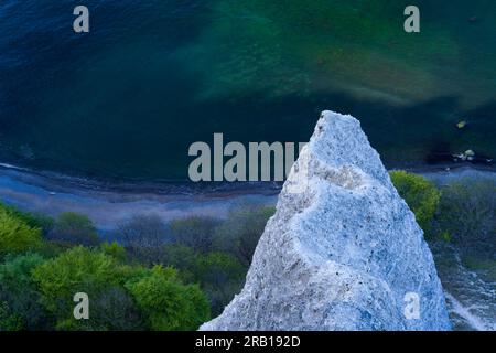 Scogliere di gesso nel parco nazionale di Jasmund, vista da Victoria View alle scogliere del piccolo Stubbenkammer e del mare, isola di Rügen, Germania, Meclemburgo-Pomerania Foto Stock