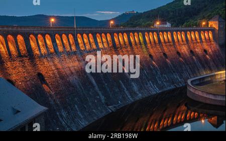 Germania, Assia, Hemfurth, diga di Edersee / diga di Eder, muro di diga, illuminazione Foto Stock