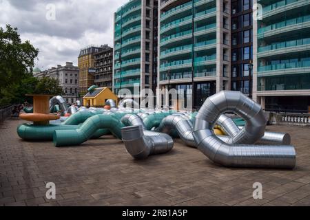 Londra, Regno Unito. 6 luglio 2023. "Slackwater" di Holly Hendry, una nuova installazione d'arte in cima alla stazione Temple. Foto Stock