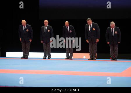 I giudici salutano gli spettatori, presentano motivi marginali, foto simbolica, karate, Kata femminile il 6 luglio 2023 a Duesseldorf/ Germania. La finale 2023 Reno-Ruhr dal 06,07 al 09.07.2023 Foto Stock