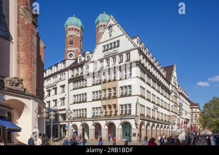 Grandi magazzini Hirmer, Kaufingerstraße, Monaco, alta Baviera, Baviera, Germania, Europa Foto Stock