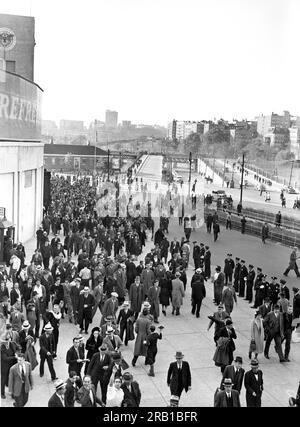 New York, New York: c. 1938. I tifosi che lasciano lo Yankee Stadium dopo una partita. Foto Stock