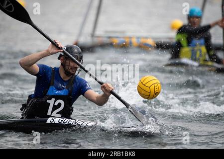 Il team del KSV Havelbrueder Berlin vince la finale 2023, Soeren GUENZEL, Gunzel (KSVH Berlin(, azione, finale: KSV Havelbrueder Berlin - KG Wanderfalke Essen, canoa polo, polo maschile di velocità in canoa il 6 luglio 2023 a Duesseldorf/Germania. La finale 2023 Reno-Ruhr dal 06,07 al 09.07.2023 Foto Stock