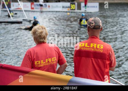 Il team KSV Havelbrueder Berlin vince la finale del 2023, i bagnini DLRG guardano la partita, presentano motivi marginali, foto simbolica, finale: KSV Havelbrueder Berlin - KG Wanderfalke Essen, polo in canoa, polo in canoa per uomini il 6 luglio 2023 a Duesseldorf/ Germania. La finale 2023 Reno-Ruhr dal 06,07 al 09.07.2023 Foto Stock