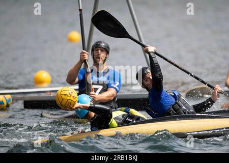 Il team del KSV Havelbrueder Berlin vince la finale 2023, azione, scena di gioco, finale: KSV Havelbrueder Berlin - KG Wanderfalke Essen, canoa polo, polo maschile di velocità in canoa il 6 luglio 2023 a Duesseldorf/Germania. La finale 2023 Reno-Ruhr dal 06,07 al 09.07.2023 Foto Stock