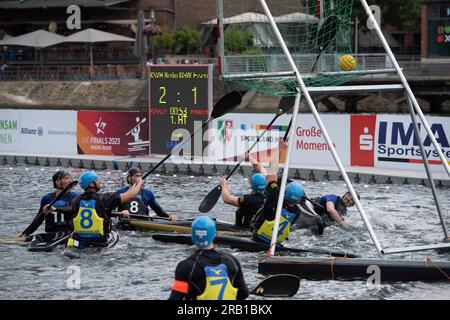 *** La squadra del KSV Havelbrueder Berlin vince la finale 2023, viene segnato un gol, azione, caratteristica, motivi marginali, foto simbolica, Finale: KSV Havelbrueder Berlin - KG Wanderfalke Essen, polo in canoa, polo in canoa maschile il 6 luglio 2023 a Duesseldorf/Germania. La finale 2023 Reno-Ruhr dal 06,07 al 09.07.2023 Foto Stock