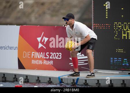 Il team del KSV Havelbrueder Berlin vince la finale 2023, l'arbitro osserva la partita, la caratteristica, motivi marginali, foto simbolica, finale: KSV Havelbrueder Berlin - KG Wanderfalke Essen, canoa polo, polo maschile di velocità in canoa il 6 luglio 2023 a Duesseldorf/Germania. La finale 2023 Reno-Ruhr dal 06,07 al 09.07.2023 Foto Stock