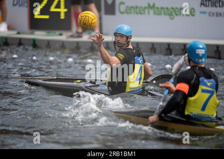 Il team del KSV Havelbrueder Berlin vince la finale 2023, Alexander ZATONA (KGW Essen), azione, finale: KSV Havelbrueder Berlin - KG Wanderfalke Essen, canoa polo, speed canoa polo maschile il 6 luglio 2023 a Duesseldorf/ Germania. La finale 2023 Reno-Ruhr dal 06,07 al 09.07.2023 Foto Stock