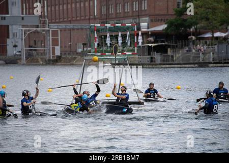 Il team del KSV Havelbrueder Berlin vince la finale 2023, scena di gioco prima dell'obiettivo, presenta motivi marginali, foto simbolica, finale: KSV Havelbrueder Berlin - KG Wanderfalke Essen, canoa polo, polo maschile di velocità in canoa il 6 luglio 2023 a Duesseldorf/Germania. La finale 2023 Reno-Ruhr dal 06,07 al 09.07.2023 Foto Stock