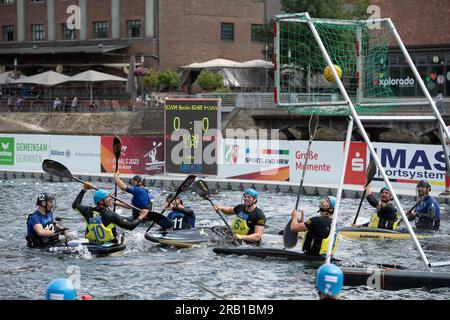 Il team del KSV Havelbrueder Berlin vince la finale 2023, azione, scena di gioco, goal, finale: KSV Havelbrueder Berlin - KG Wanderfalke Essen, canoa polo, polo maschile di velocità in canoa il 6 luglio 2023 a Duesseldorf/Germania. La finale 2023 Reno-Ruhr dal 06,07 al 09.07.2023 Foto Stock