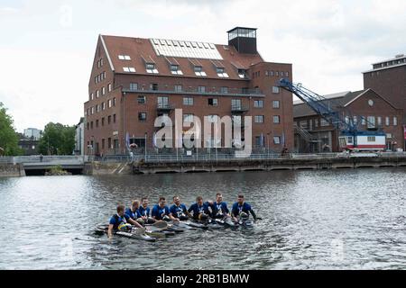 Duisburg, Deutschland. 6 luglio 2023. Il team KSV Havelbrueder Berlin vince la finale del 2023, il team KSV Havelbrueder Berlin festeggia con la medaglia d'oro, le finali: KSV Havelbrueder Berlin - KG Wanderfalke Essen, canoa polo, polo maschile di velocità in canoa il 07/06/2023 a Duesseldorf/Germania. Le finali del 2023 Reno-Ruhr dal 06,07 al 09.07.2023 crediti: dpa/Alamy Live News Foto Stock