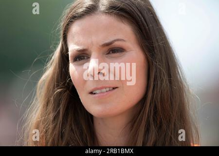 Duisburg, Deutschland. 6 luglio 2023. Il team del KSV Havelbrueder Berlin vince la finale 2023, Amelie STIEFVATTER, presentatore, ZDF, finale: KSV Havelbrueder Berlin - KG Wanderfalke Essen, canoa polo, polo maschile di velocità in canoa il 07/06/2023 a Duesseldorf/ Germania. Le finali del 2023 Reno-Ruhr dal 06,07 al 09.07.2023 crediti: dpa/Alamy Live News Foto Stock